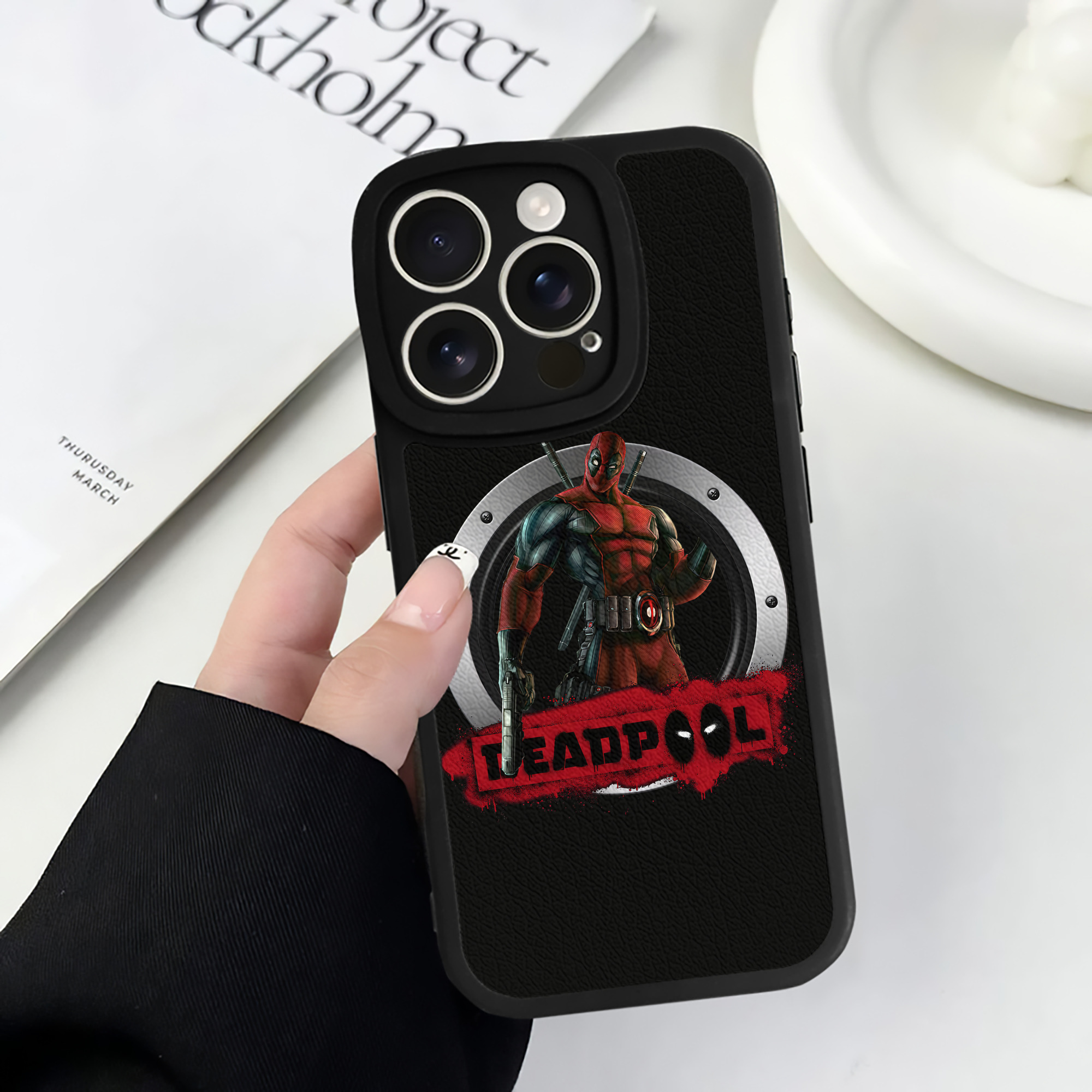 （画像用） Deadpool デッドプール 【iPhone 16シリーズ対応】シリコンスマホケース（レザー調） 材質：シリコン